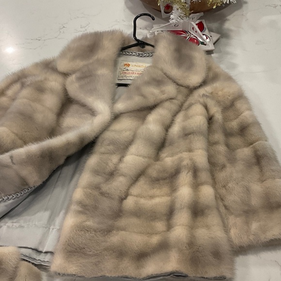 Elegant Fur Coat - Picture 5 of 7